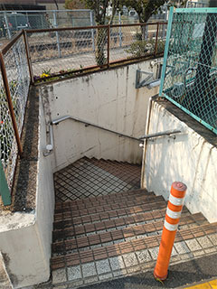 貨物路線をくぐる地下歩道